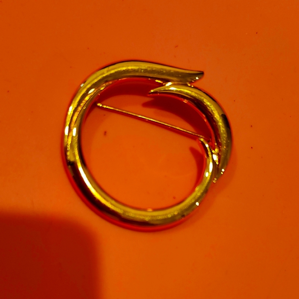Elegant Vintage Gold-tone 1-1/2" Brooch